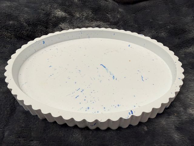 Ovales Deko-Tablett „Blue Splash“ – handgegossen mit Wellenrand