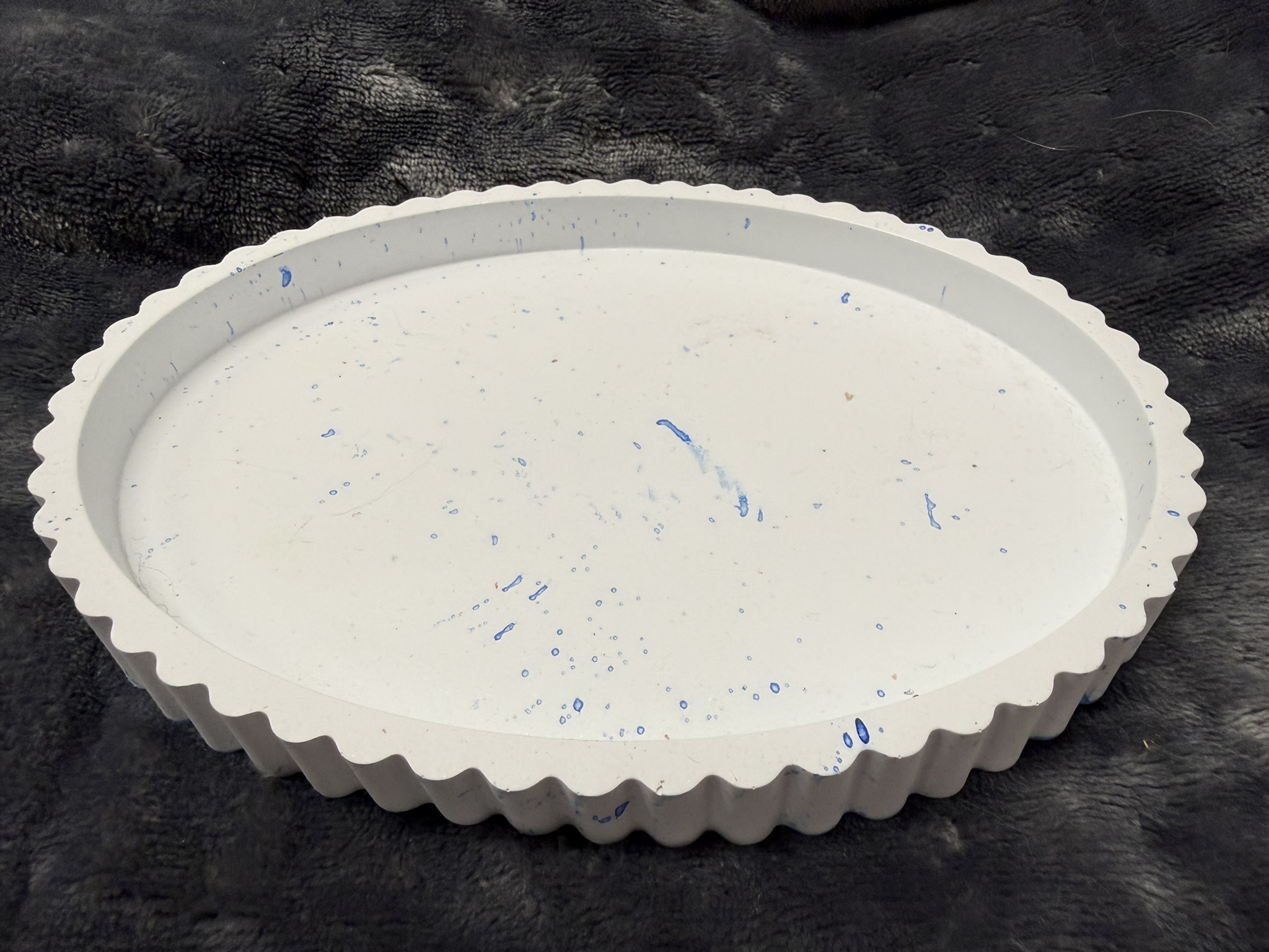 Ovales Deko-Tablett „Blue Splash“ – handgegossen mit Wellenrand