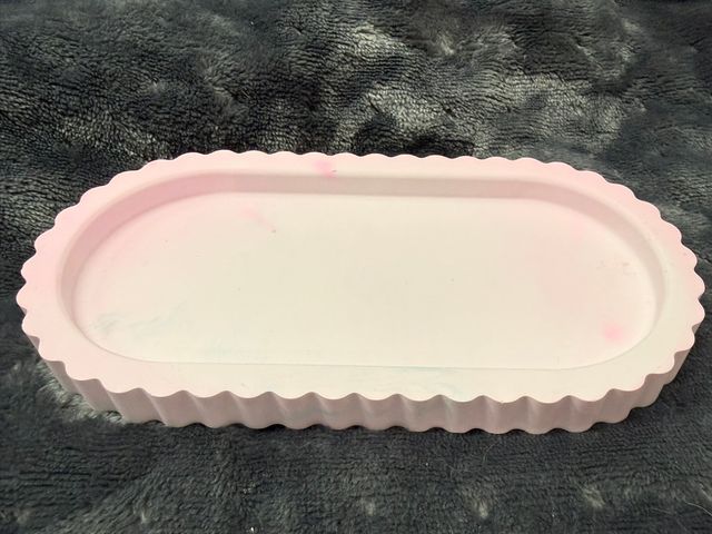 Elegantes Deko-Tablett „Wellenrand“ – handgegossen