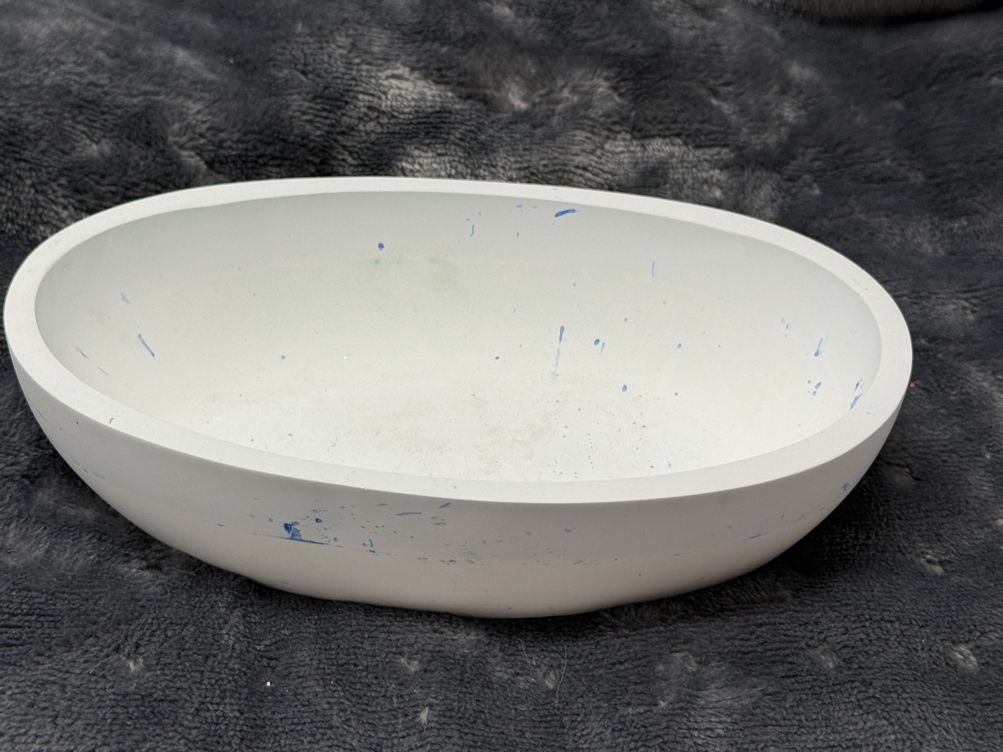 Ovale Design-Schale „Nordic Splash“ – handgegossen