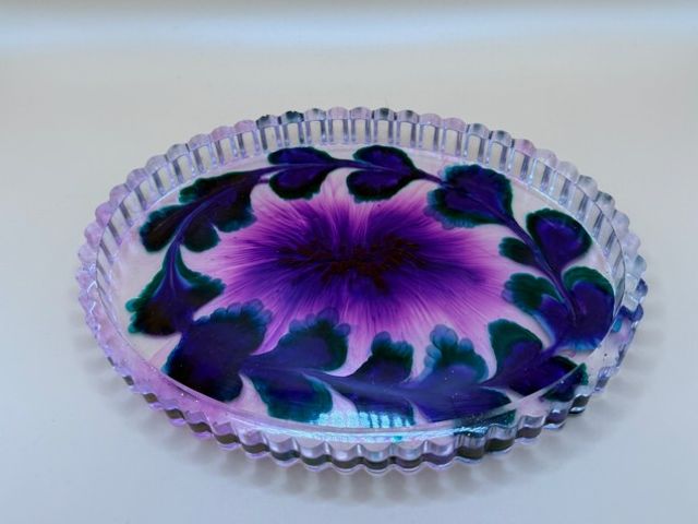 Epoxidharz Deko-Tablett „Violette Blüte“ – handgefertigt