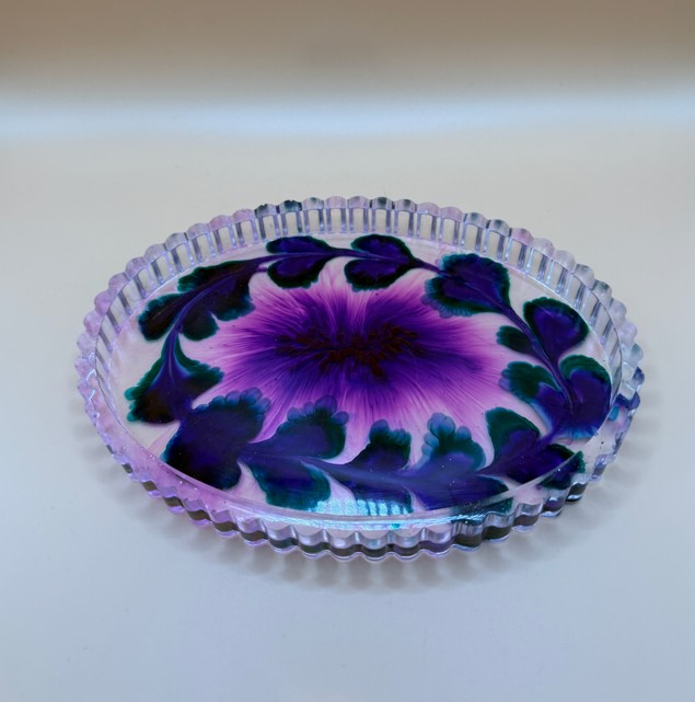 Epoxidharz Deko-Tablett „Violette Blüte“ – handgefertigt